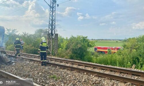 Nové detaily: V autobusu, který smetl vlak z Prahy, zemřelo sedm z osmi cestujících
