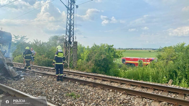 Nové detaily: V autobusu, který smetl vlak z Prahy, zemřelo sedm z osmi cestujících
