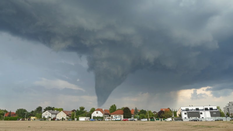 Evropa se potýká s extrémními výkyvy počasí. Jih sužují horka, v Rakousku řádilo tornádo