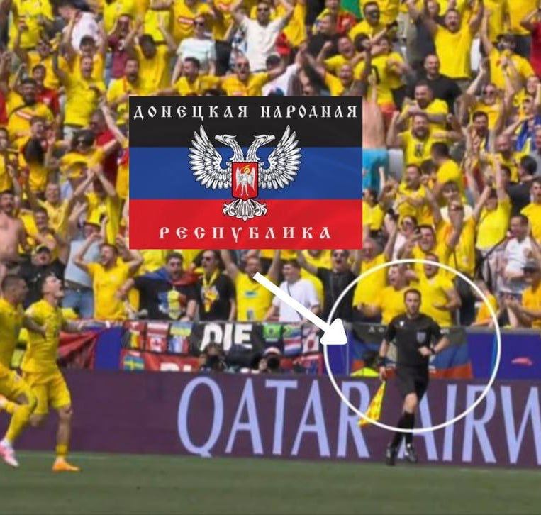 Rumunskí fanúšikovia počas zápasu s Ukrajinou vyvesili vlajku DĽR a skandovali „Putin“