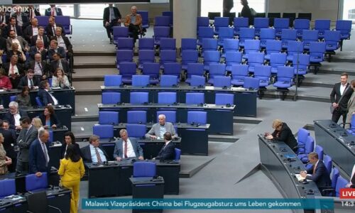 Politico: Zelenskij v Bundestagu žobral peniaze pred prázdnymi kreslami