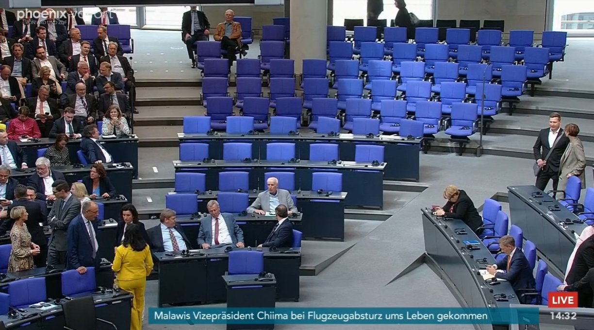 Politico: Zelenskij v Bundestagu žobral peniaze pred prázdnymi kreslami