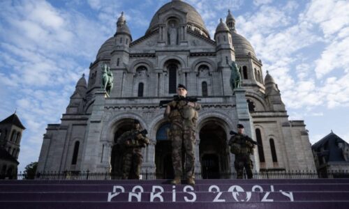 Falešný Tom Cruise a rakve u Eiffelovky. Rusové šíří strach z terorismu na olympiádě, píše CNN