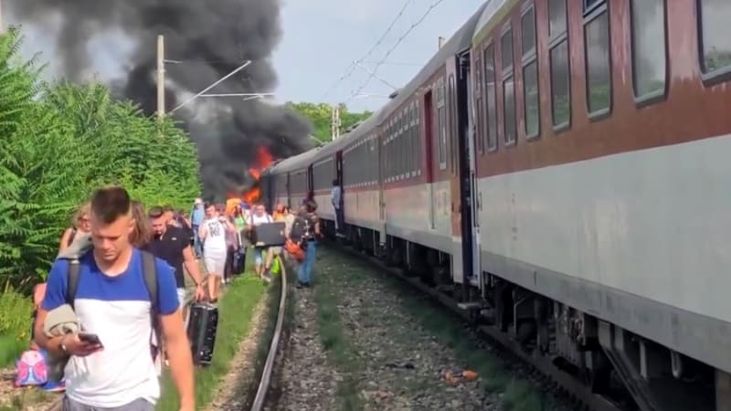 ON-LINE: Čtyři mrtví po střetu vlaku z Prahy s autobusem na Slovensku. Další lidé utrpěli zranění