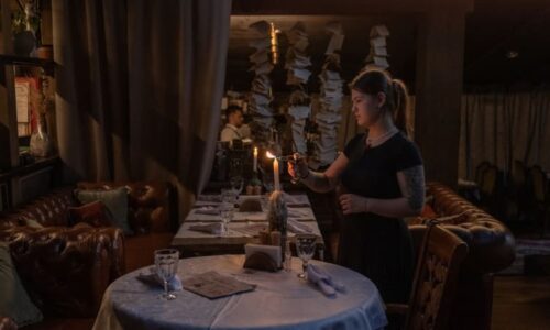 Vypnuté semafory a kempingový vařič v kuchyni. Ukrajinci se učí žít v blackoutu
