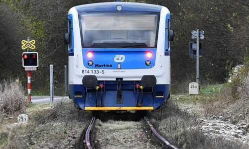 Vlak narazil u Olomouce do stromu sraženého bouřkou: Doprava na trati je přerušená