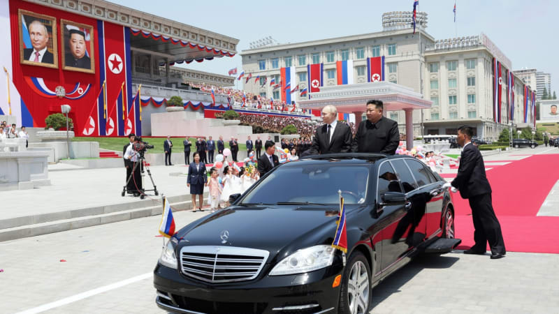 Putin a Kim si dávali přednost u limuzíny, v pozadí upekli dohodu. CNN píše, co chtěla KLDR