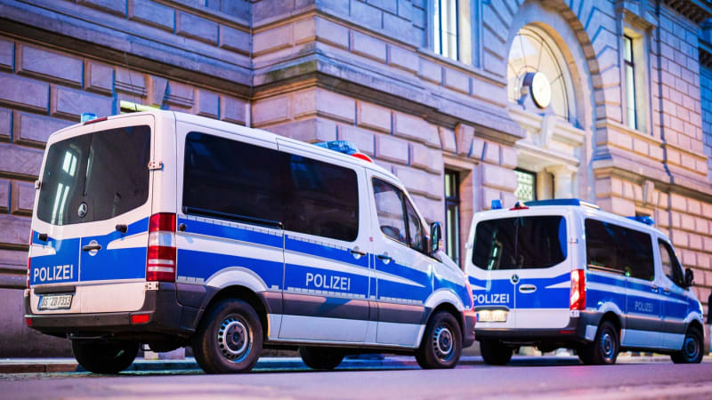 Smrtelný útok nožem na německém nádraží: 20letá žena ubodala seniora, zřejmě se pohádali
