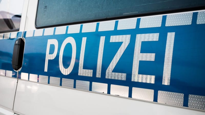 Nevlastní otec v Německu ubodal 14letou dceru. Bránila matku, policie ho nedokázala zasáhnout