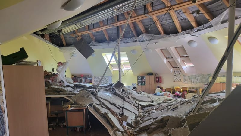Ve škole v Horních Počernicích se zřítil strop. Na místě zasahoval speciální záchranářský vůz