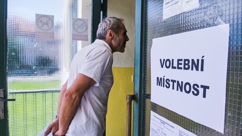ON-LINE: Česko má před sebou druhý volební den. Na výsledky si kvůli Italům počká do neděle