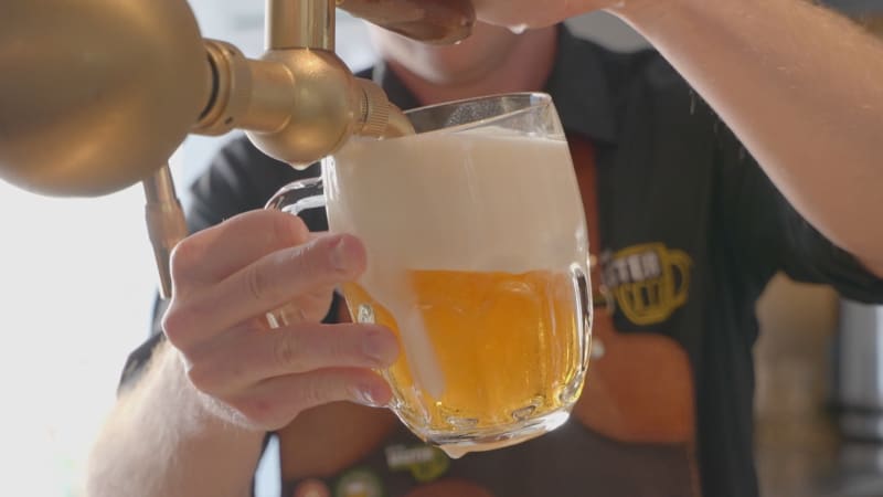 Hospody v Česku zavírají, provoz se nevyplatí. Hosty odrazuje cena piva, to ještě podraží