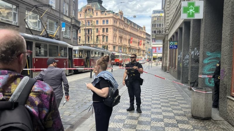 Zásah policie na Václavském náměstí. Kvůli podezřelým zavazadlům nejezdí tramvaje ani metro