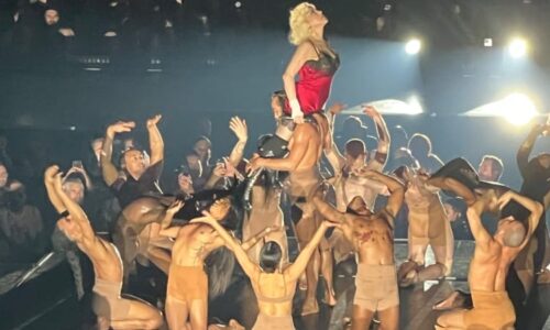 Madonnu žalují naštvaní fanoušci. Královna popu je měla oklamat, zmiňují i porno na koncertě