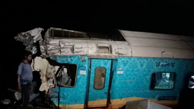 Děsivé záběry srážky vlaků v Indii. Úřady hlásí nejméně 13 mrtvých a 30 zraněných