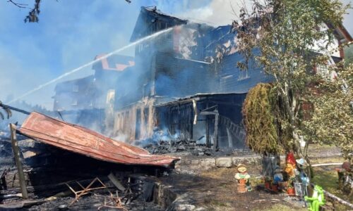 Hasiči likvidují požár rodinného domu v Kořenově. Zasahuje devět jednotek s výškovou technikou