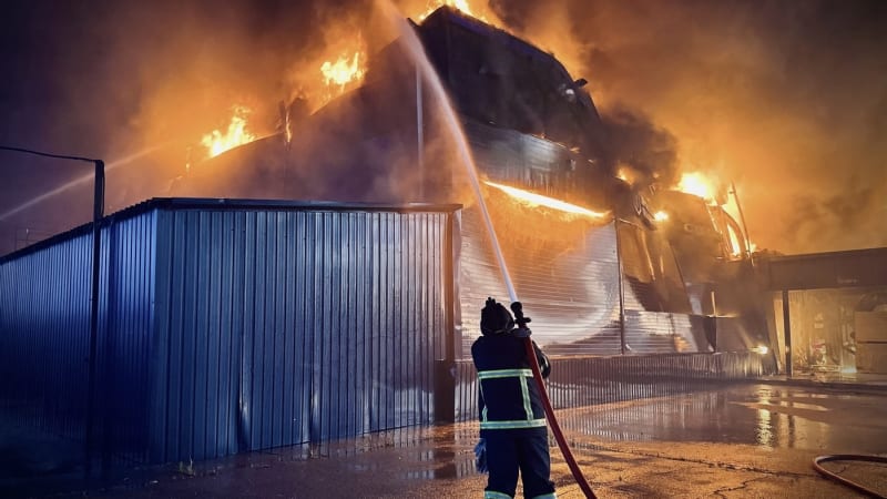 Ukrajinou v noci po masivním ruském útoku otřásly exploze. V Kyjevské oblasti hoří továrna