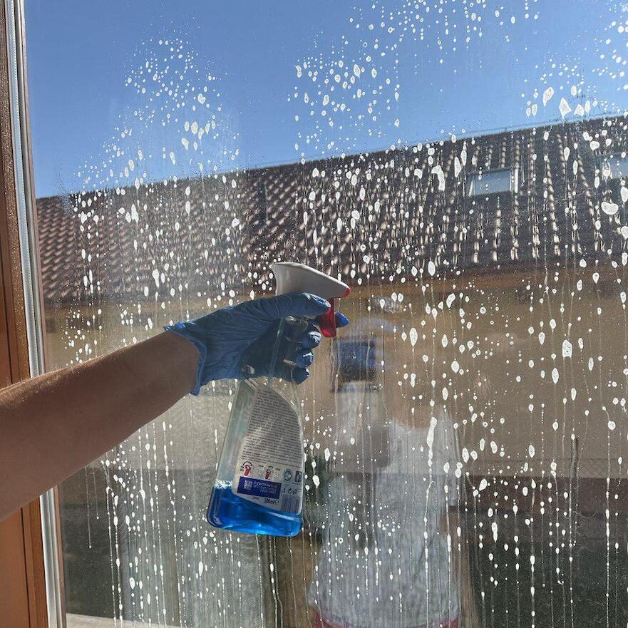 Ako sa vyhnúť šmuhám pri umývaní okien? Nerobte túto chybu
