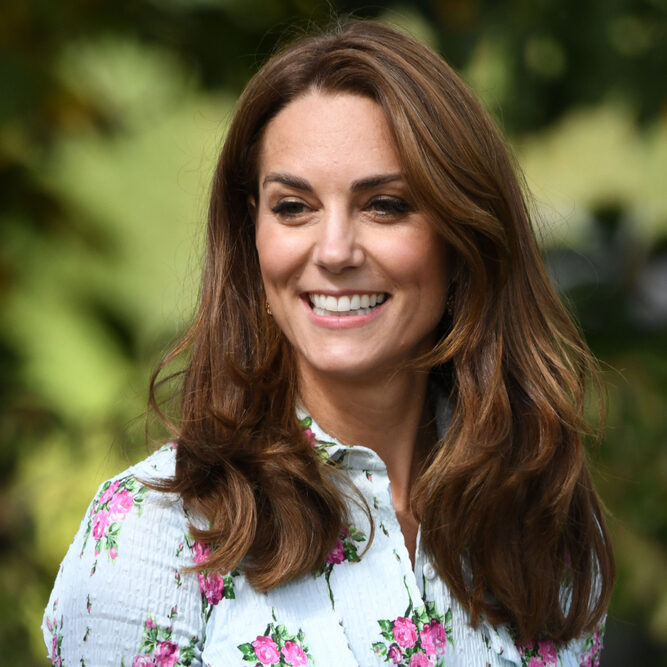 Princezná z Walesu sa vracia k verejným povinnostiam v jednofarebnom oblečení a perlách
