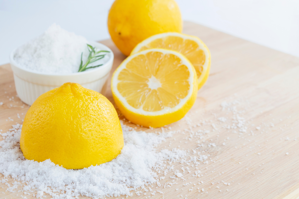 Nakrájajte citrón a posypte ho soľou. Rýchlo sa zbavíte nepríjemného problému v kúpeľni