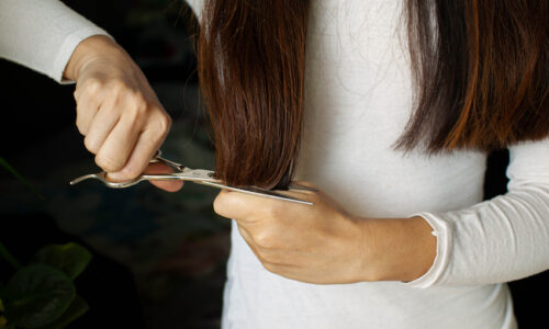 Ako si samej ostrihať vlasy? Držte sa pravidla 4C. Vyhnete sa tak efektu „na hrnček“