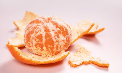 Dedo vždy schovával pomarančové šupky. Sú ako „tabletky na zdravie“, ale pre záhradu