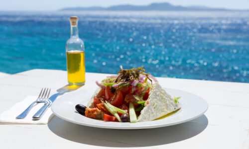 Tento grécky šalát je spomienkou na moju dovolenku na Korfu. Majiteľ hotela ho pripravoval zo štyroch druhov zeleniny