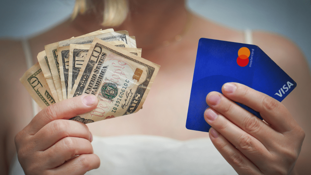 Hotovosť či karta: Platba ktorým spôsobom je na dovolenke výhodnejšia?
