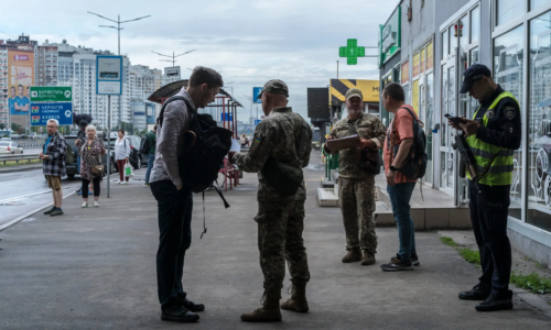 NYT: Ukrajinci sa skrývajú pred mobilizáciou — vedia, že je to cesta bez návratu