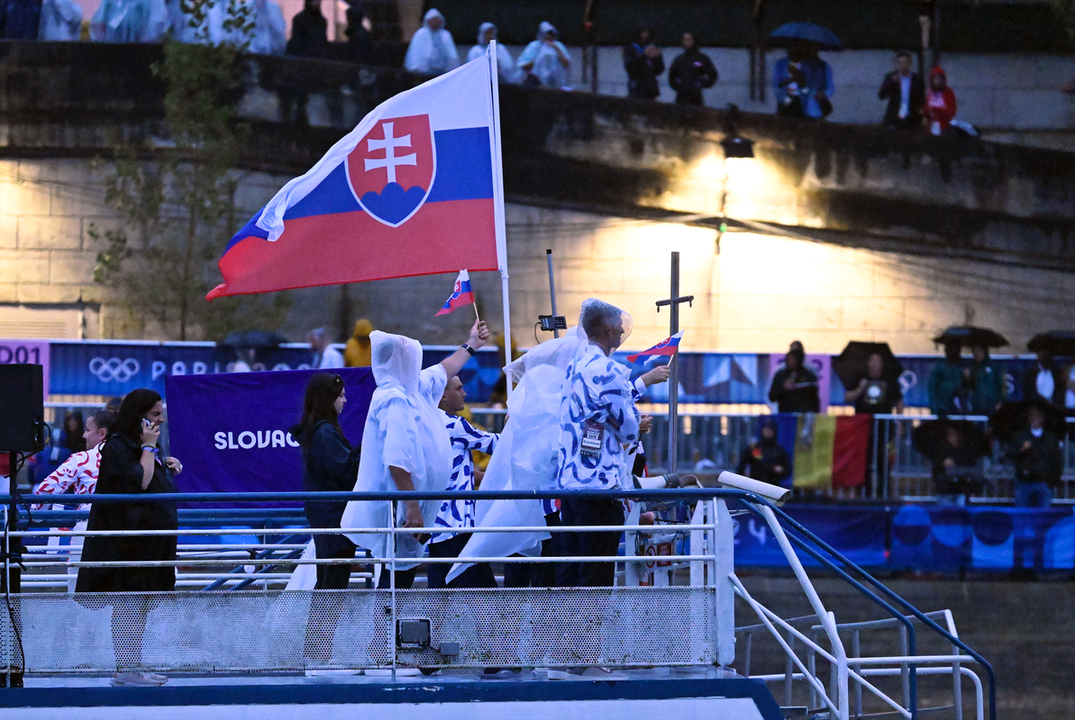 FOTO Ikonický program, dážď a športovci na lodiach. Začínajú olympijské hry v Paríži