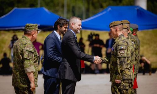 Vojakom NATO na Slovensku od dnes velia Španieli. V Lešti ich privítali Kaliňák aj Pellegrini