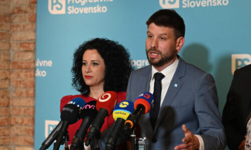 Zákon o Slovenskej televízii a rozhlase je čisto účelový, opozičné strany proti nemu podávajú ústavnú sťažnosť (video)