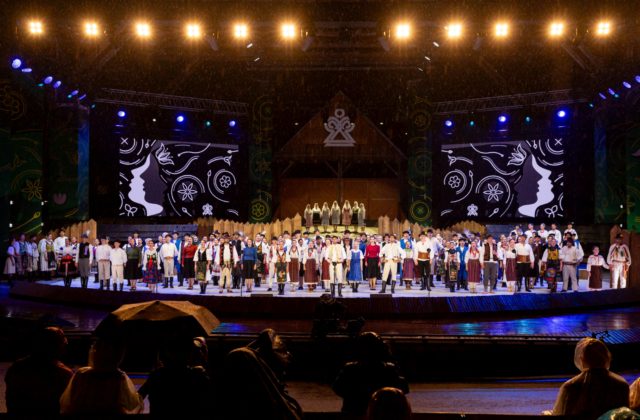 Šesťsto folkloristov na jednom pódiu a ďalšie jedinečné vystúpenia. Začína sa Východná