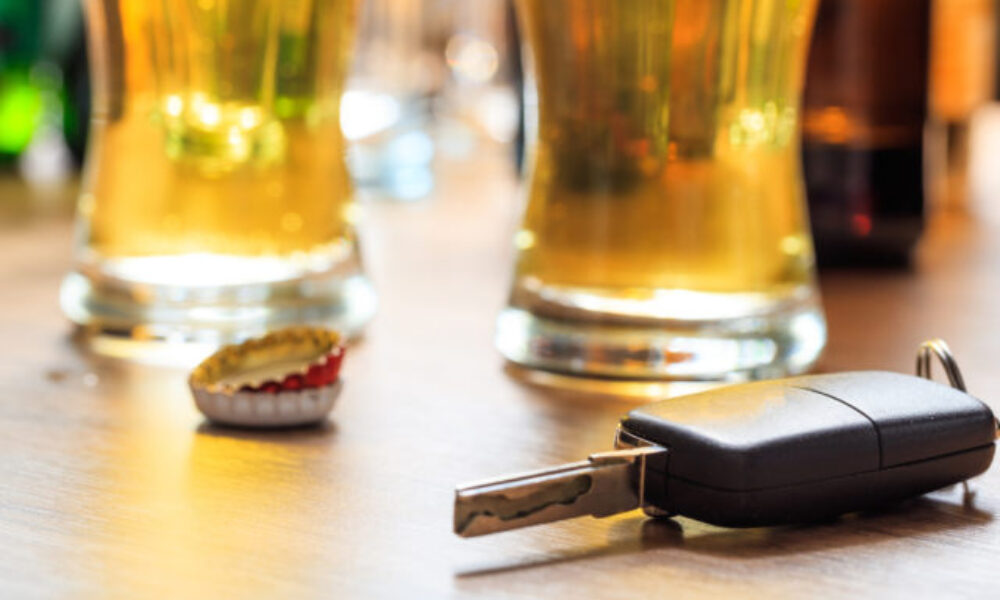 Muž sadol za volant pod vplyvom alkoholu aj napriek zákazu šoférovať, nafúkal cez dve promile