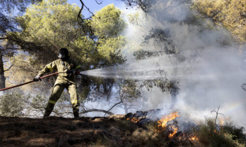 Lesný požiar pri gréckom meste Patra viedol k evakuácii detskej nemocnice aj domova dôchodcov (foto)