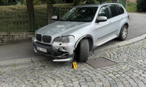 Opilá řidička nabourala v pražských Nuslích čtyři auta. V autě s ní měly sedět tři děti