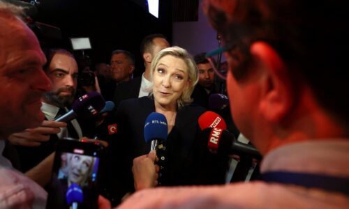 Vo Francúzsku získalo 75 poslancov mandát v Národnom zhromaždení už v prvom kole