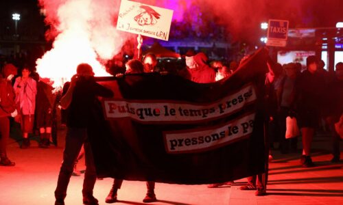 Tisíce ľudí vo Francúzsku protestovali proti krajnej pravici