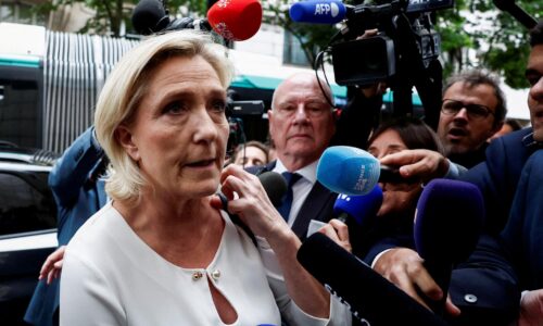 Le Penová je presvedčená o tom, že získa absolútnu väčšinu. Odborári bijú na poplach