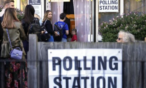Briti volia nový parlament, čaká sa jasné víťazstvo labouristov po 14 rokoch vlády konzervatívcov