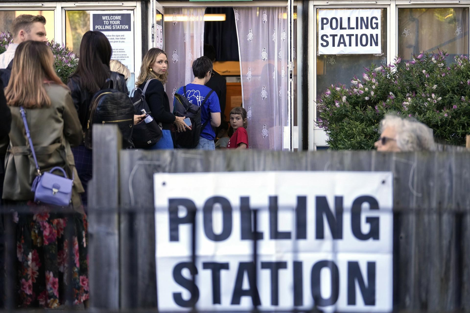 Volebná kampaň v Británii beží naplno. Stranícki aktivisti vyzývajú na podporu kandidáta