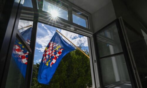 KOMENTÁŘ: Moravské radnice tvrdohlavě vyvěšují neexistující vlajku. Dočká se uznání?