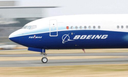 Boeingu vzrástla štvrťročná strata až desaťnásobne. Spoločnosť si zároveň zvolila nového šéfa