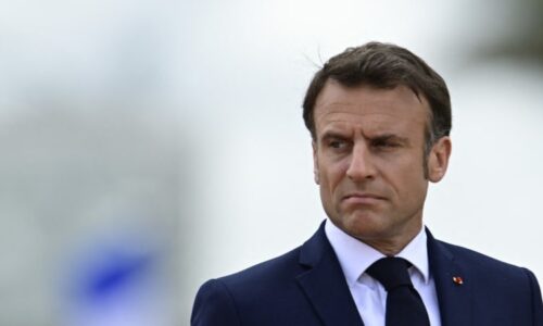 Macron byl ponížen a Francie má na kahánku, hodnotí analytici. Zbývá poslední plán na zvrat