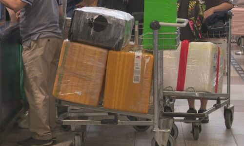 Většina kufrů už odletěla za lidmi, tvrdí letiště. Turisté je ale stále nemají, panuje chaos
