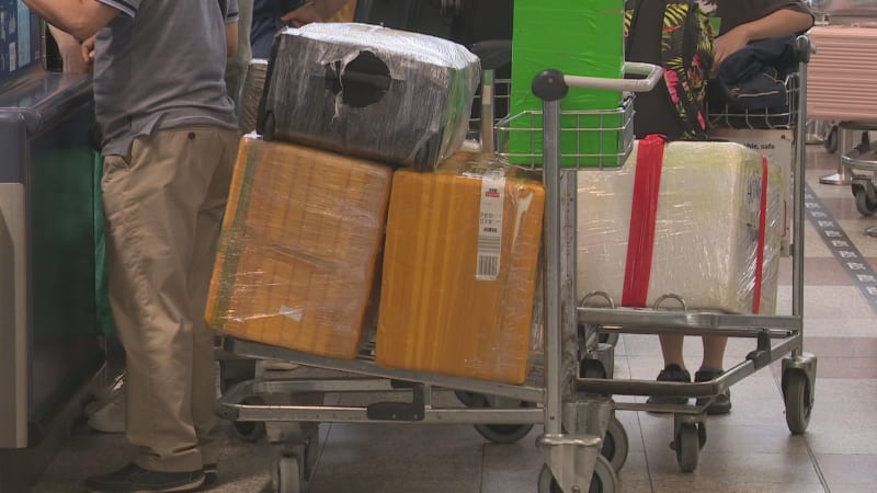 Většina kufrů už odletěla za lidmi, tvrdí letiště. Turisté je ale stále nemají, panuje chaos