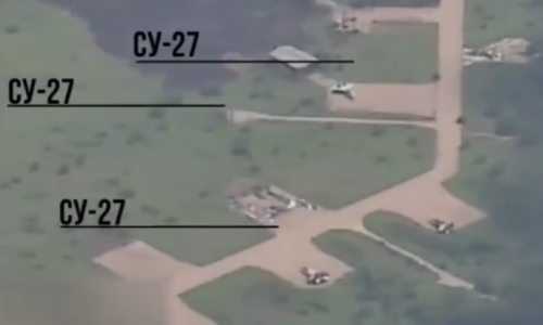 Video: Ruské rakety zničili 6 ukrajinských stíhačiek Su-27 a zlikvidovali pilotov F-16 v Mirgorode