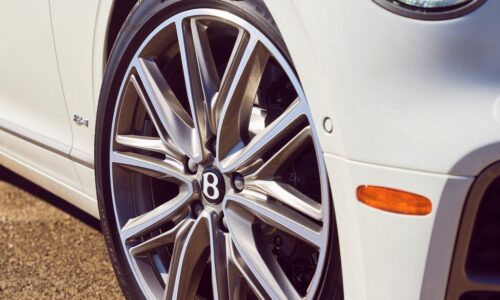 Bentley Flying Spur: Plug-in hybrid s osemvalcom?!