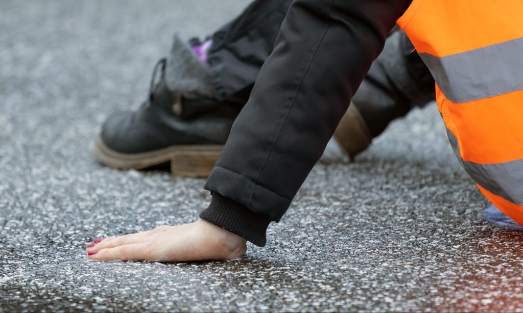 Itálie chystá tresty odnětí svobody pro klimatické šílence, kteří se lepí k silnicím