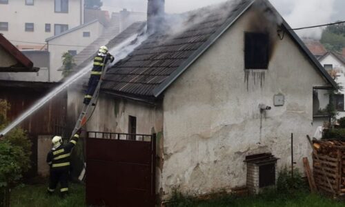 Hasiči vyrazili k požáru na Jihlavsku, našli dva mrtvé. Není jasné, co za tragédií stálo